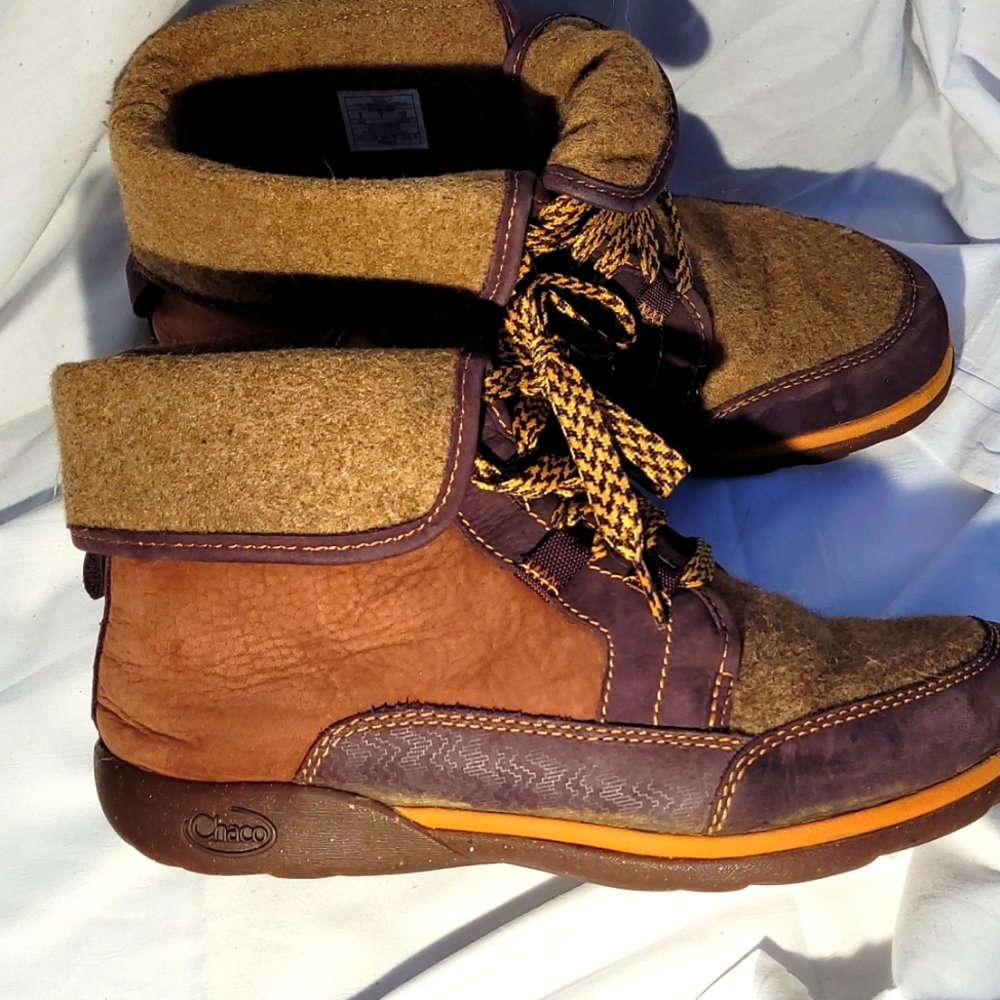 Chaco warm, sturdy,, wool & leather ankle hiking 👢 boots.